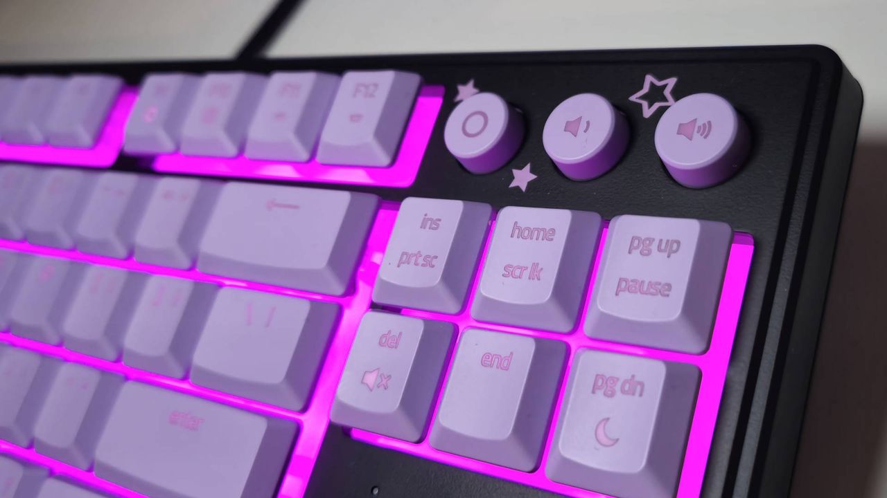Photos taken by writer Rosalie Newcombe of the Razer Ornata V3 Tenkeyless Kuromi Edition gaming keyboard, on a white desk.