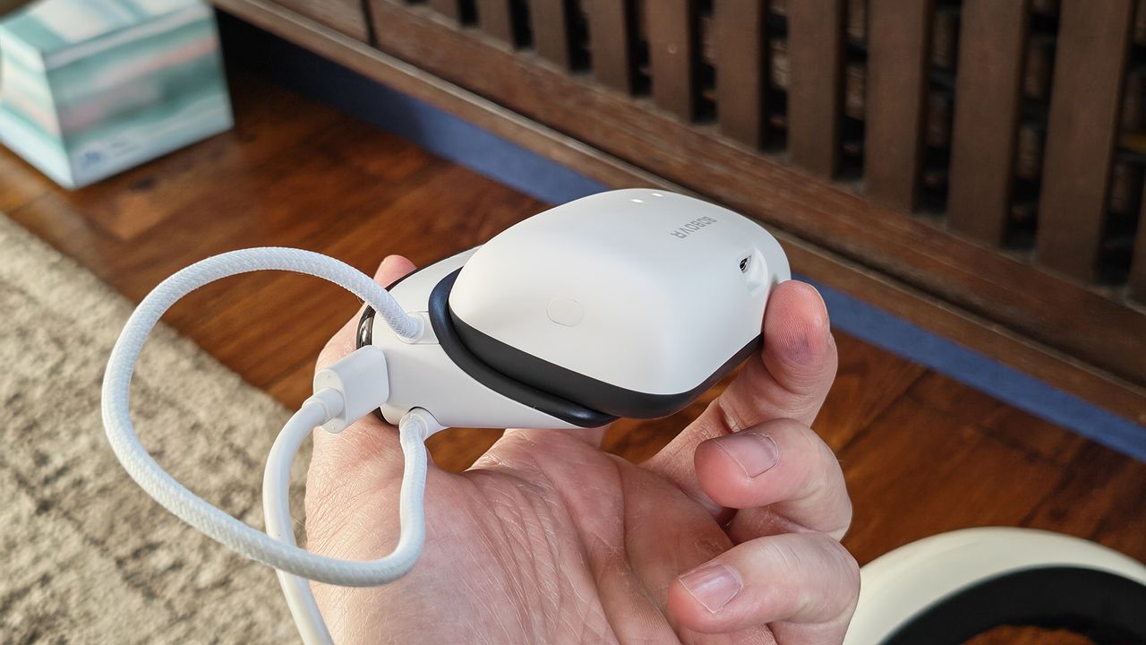 The BoboVR S3 Pro battery dock charging a battery pack