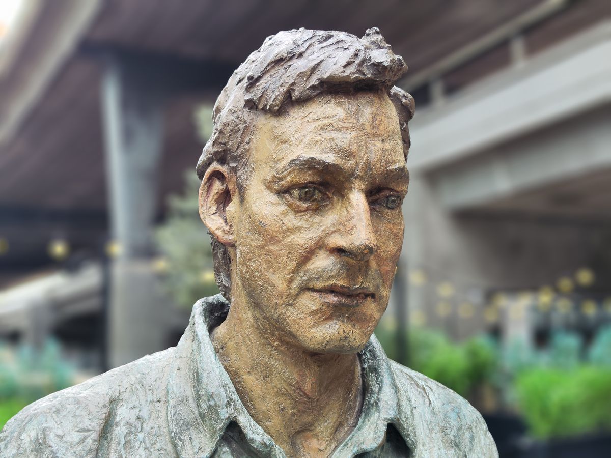 A portrait mode photo of a statue, taken with the Xiaomi 12T Pro