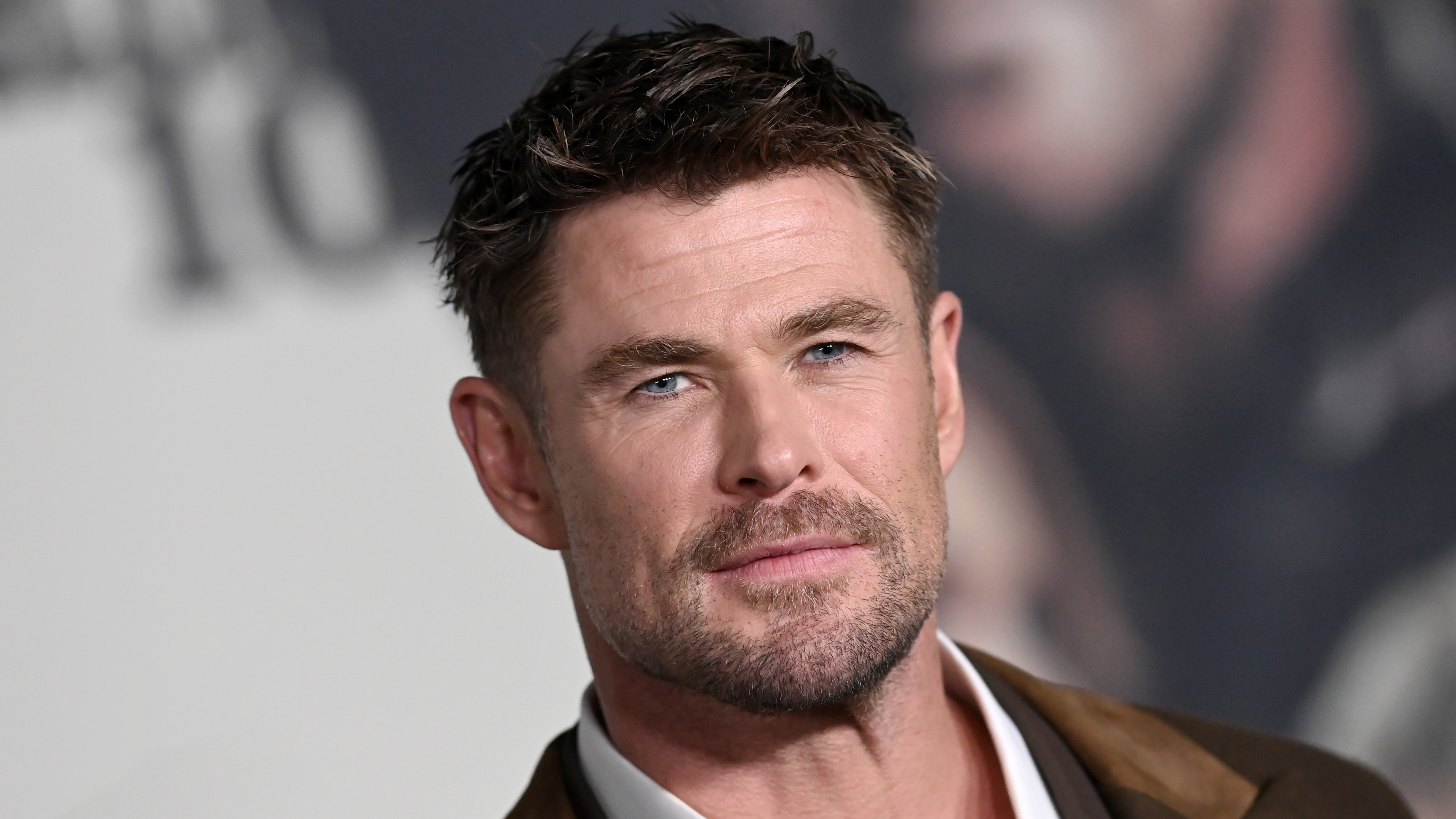 LOS ANGELES, CALIFORNIA - FEBRUARY 10: Chris Hemsworth attends the World Premiere of Amazon MGM Studios' "Crime 101" at The United Theater on Broadway