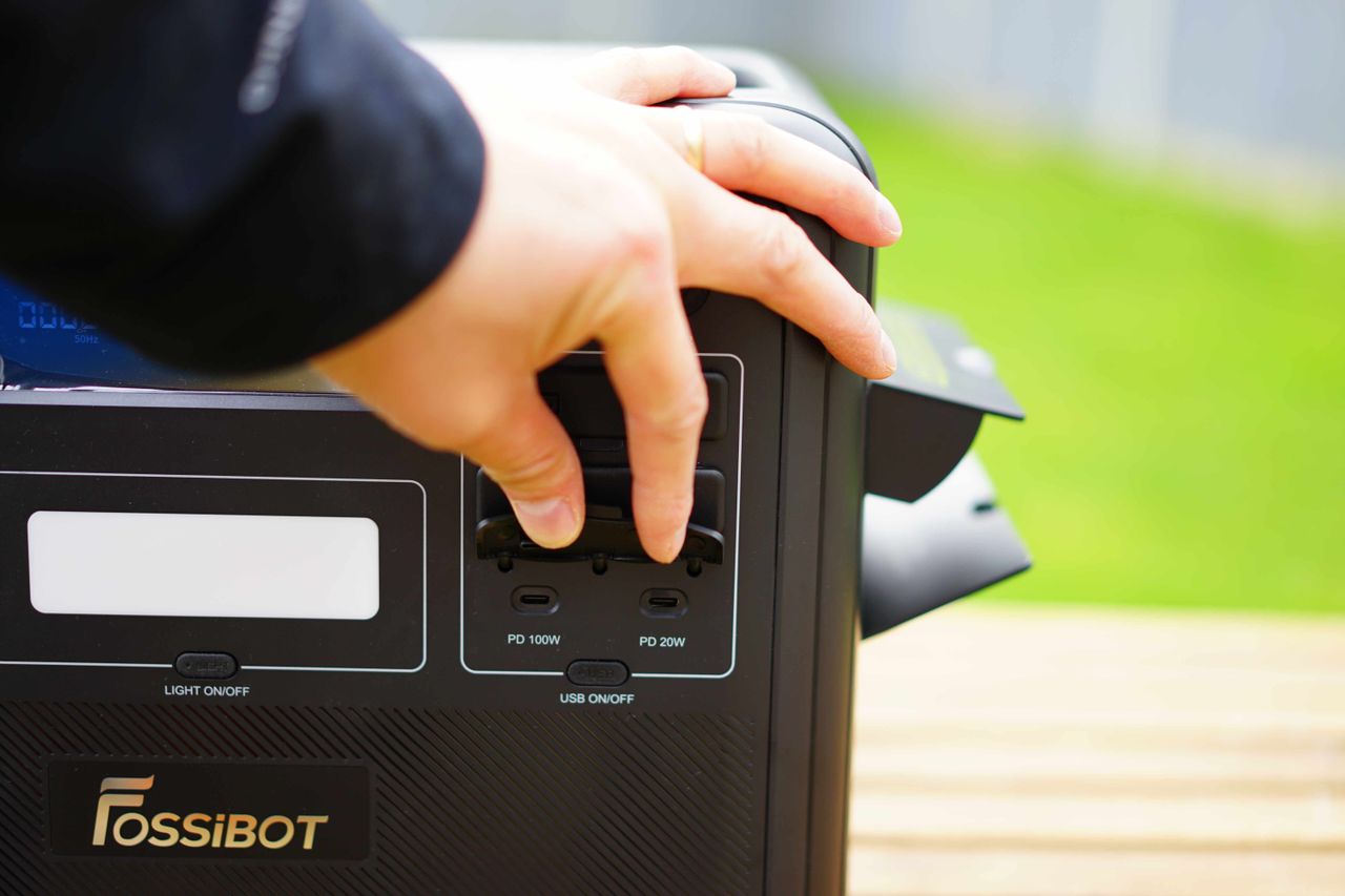 Fossibot F2400 during our review process
