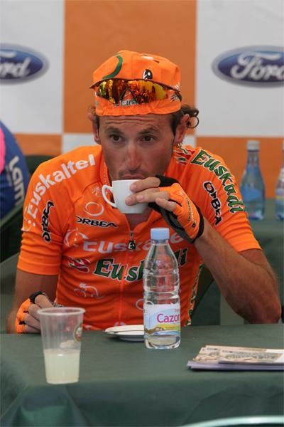 Iban Mayo takes a coffee before the start