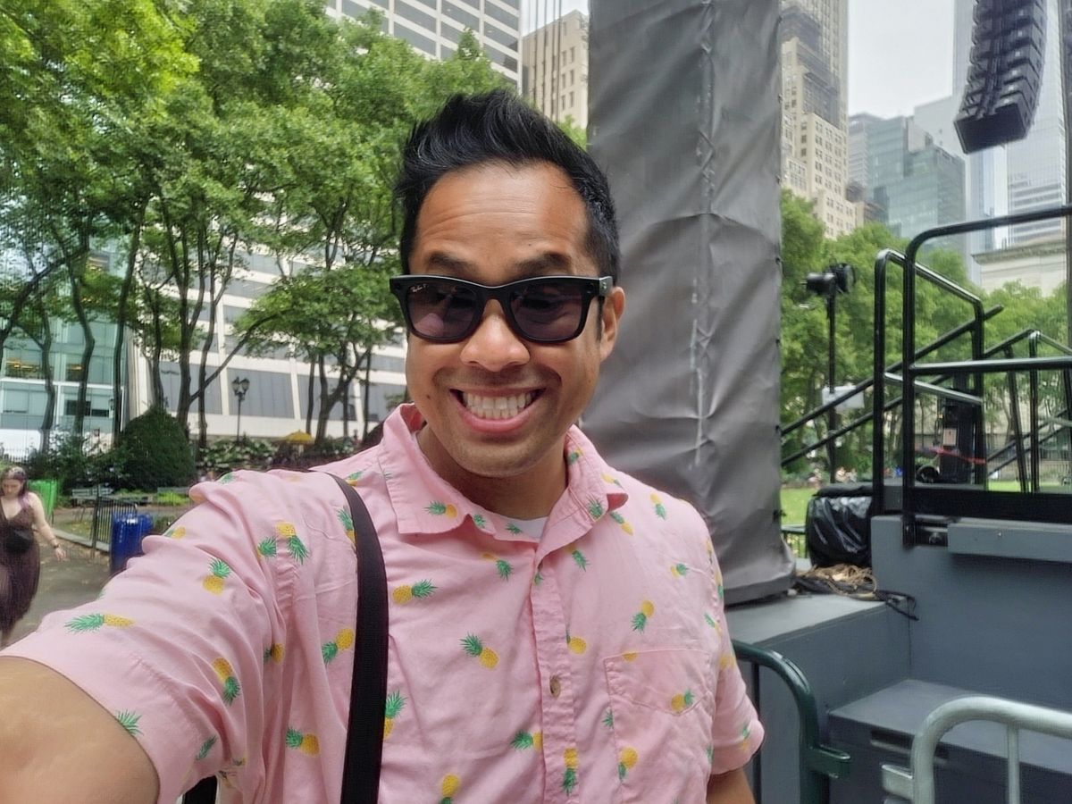 Samsung Galaxy Z Fold 4 outer screen selfie sample.