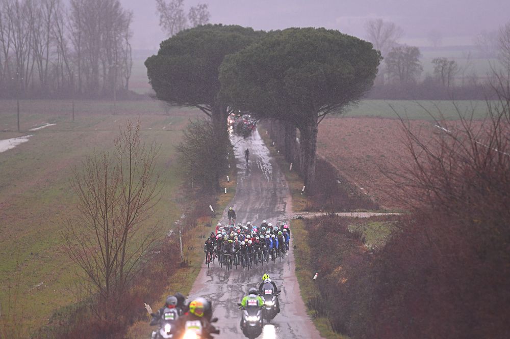 The peloton makes its way through the mist and mud of the 2018 Strade Bianche