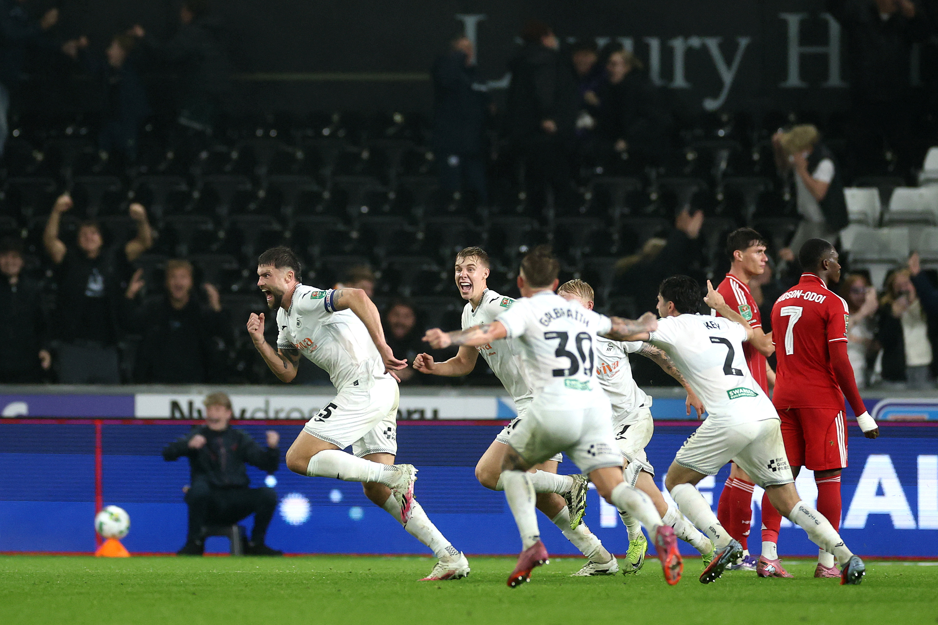 Swansea players celebrate Cameron Burgess&#039; last-minute winner against Nottingham Forest