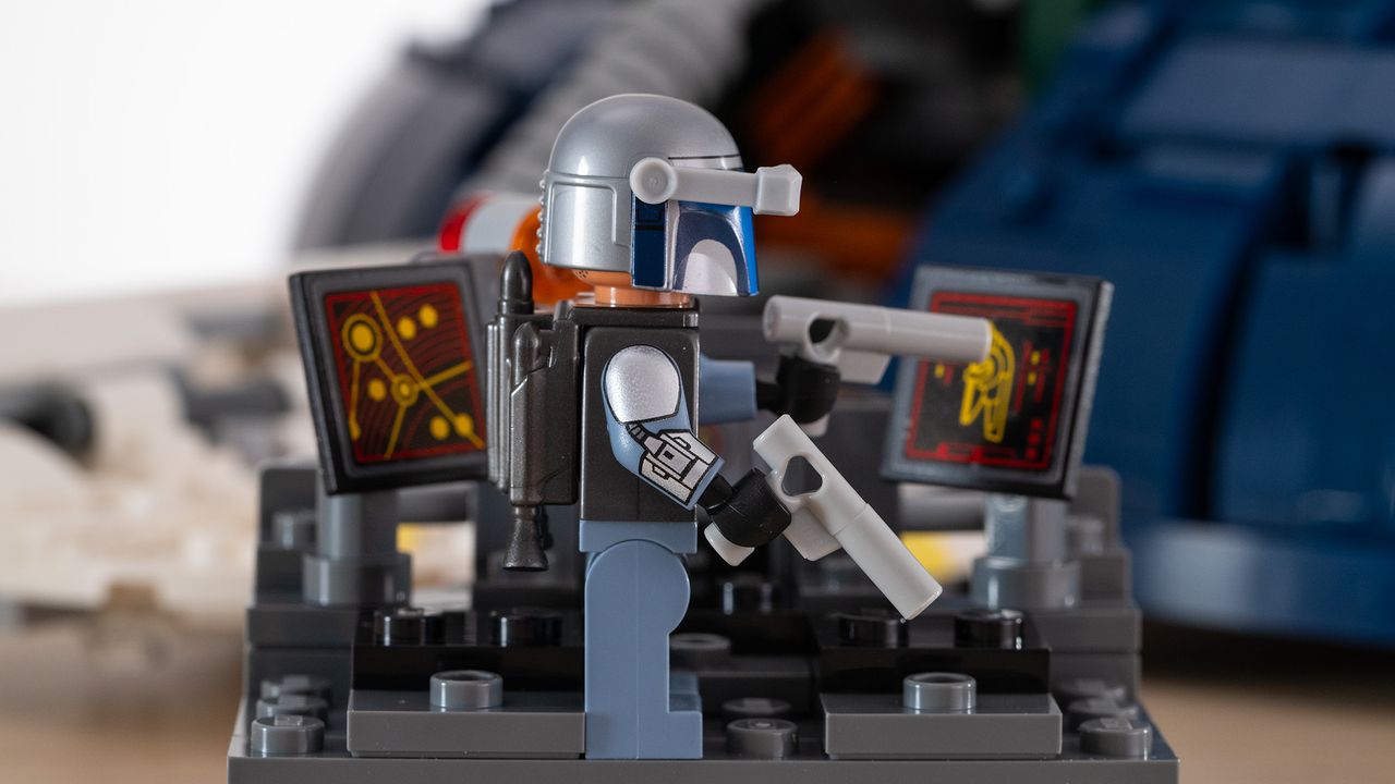 Lego Star Wars UCS Jango Fett&rsquo;s Firespray-Class Starship (75409) Jango Fett Minifigure (side-on)