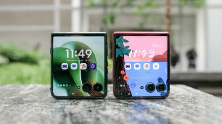 Razr Ultra 2025 vs Razr Plus 2024.