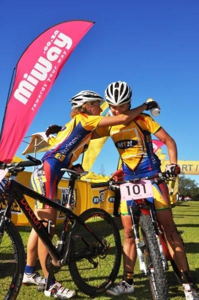 Women's runner-up Mariske Strauss (MTN-Energade) and third place finisher Yoland&eacute; Speedy (MTN-Energade) .