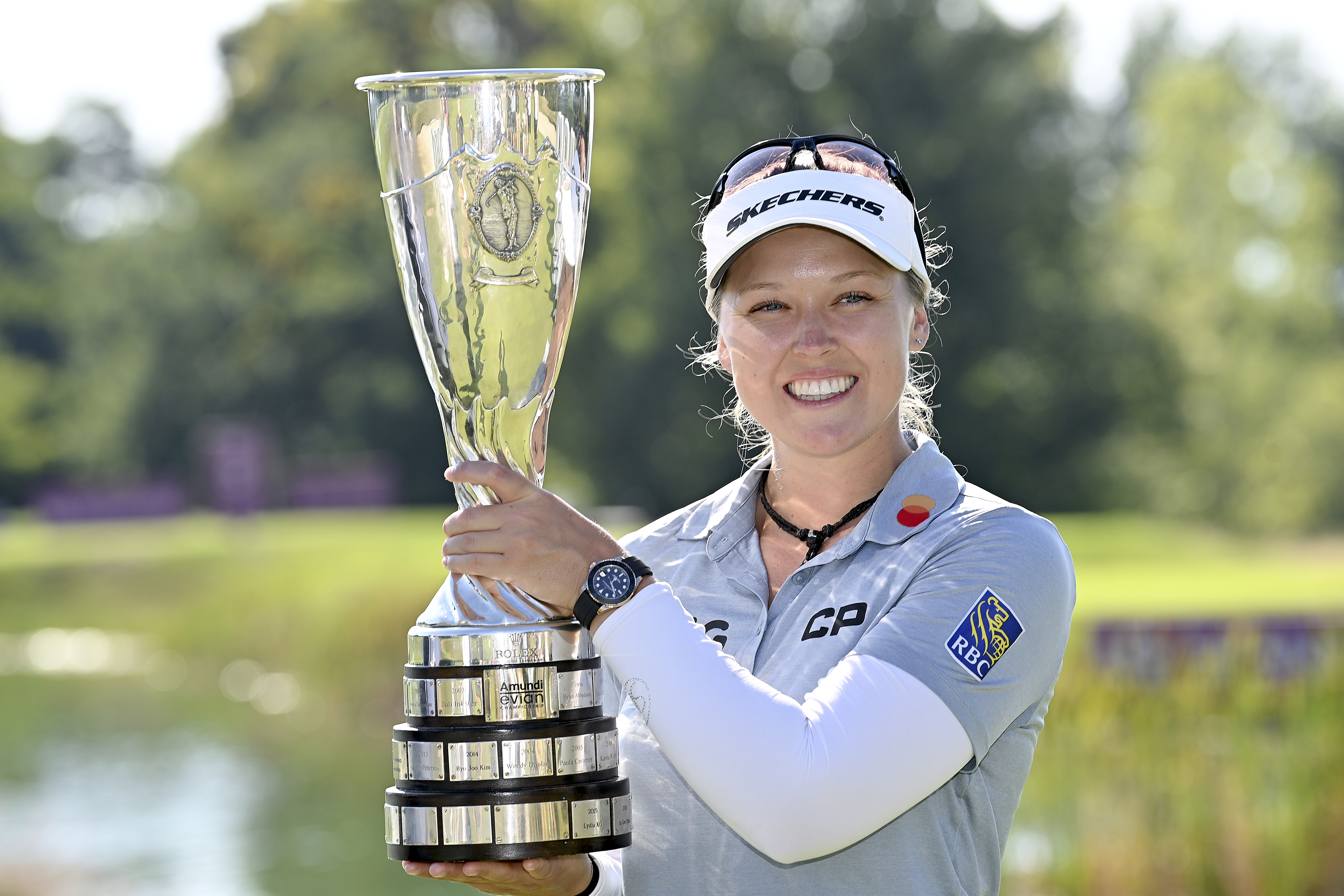 Brooke Henderson lifts the trophy