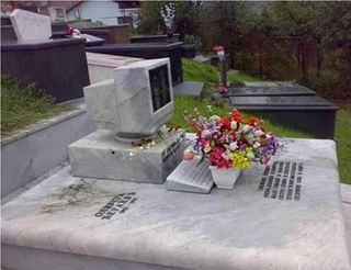 Does the Web make death better?