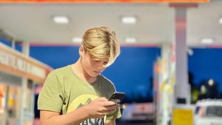 Å kjøpe brukt mobil til de yngre kan være en god deal. Her finnes iPhone eller Samsung-mobiler med høy kvalitet Foto: Hans Christian Moen