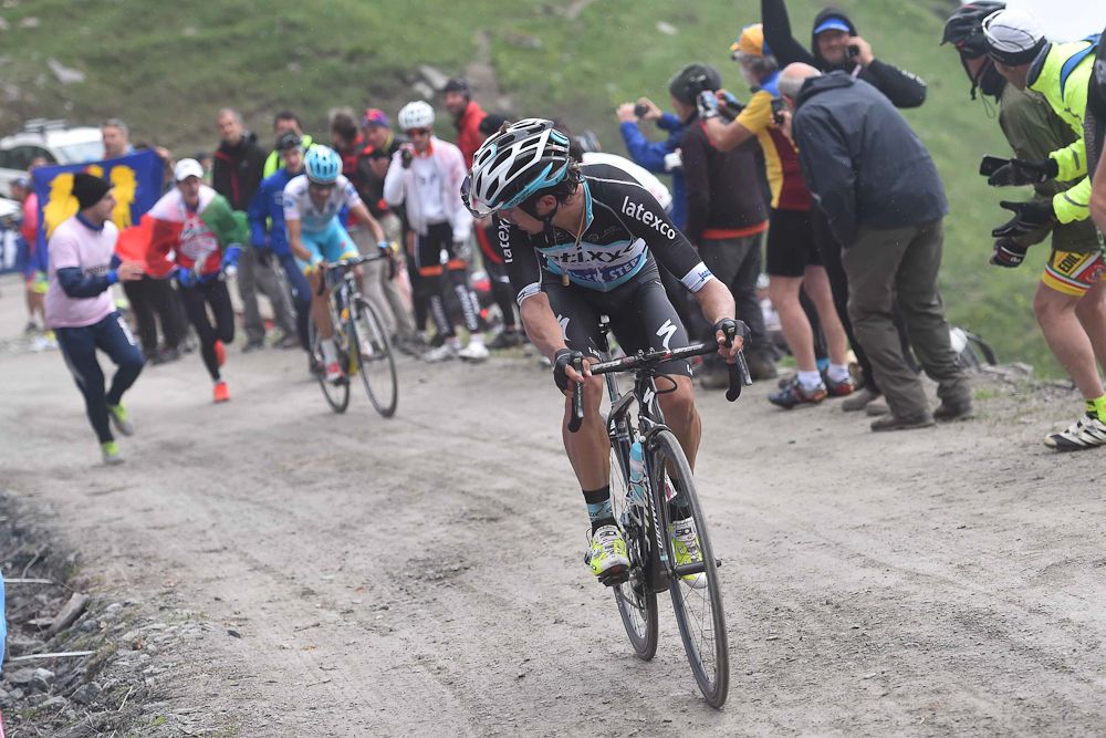 Rigoberto Uran checks on who is left