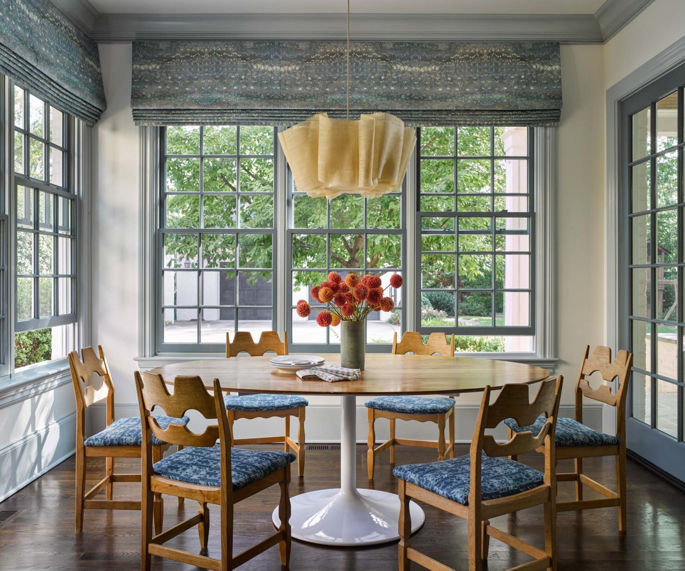 Dining room with denim blue blinds and blue dining seats L.B.Copeland interior design, photograph Adam Kane Macchia