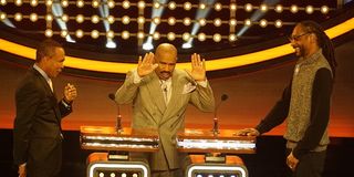 celebrity family feud steve harvey snoop dogg sugar ray leonard