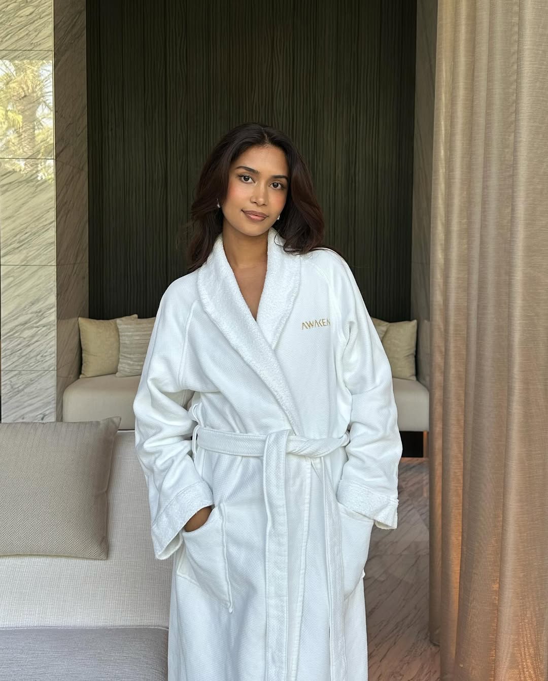 Mishti Rahman wears an oversized white robe while visiting Atlantis The Royal