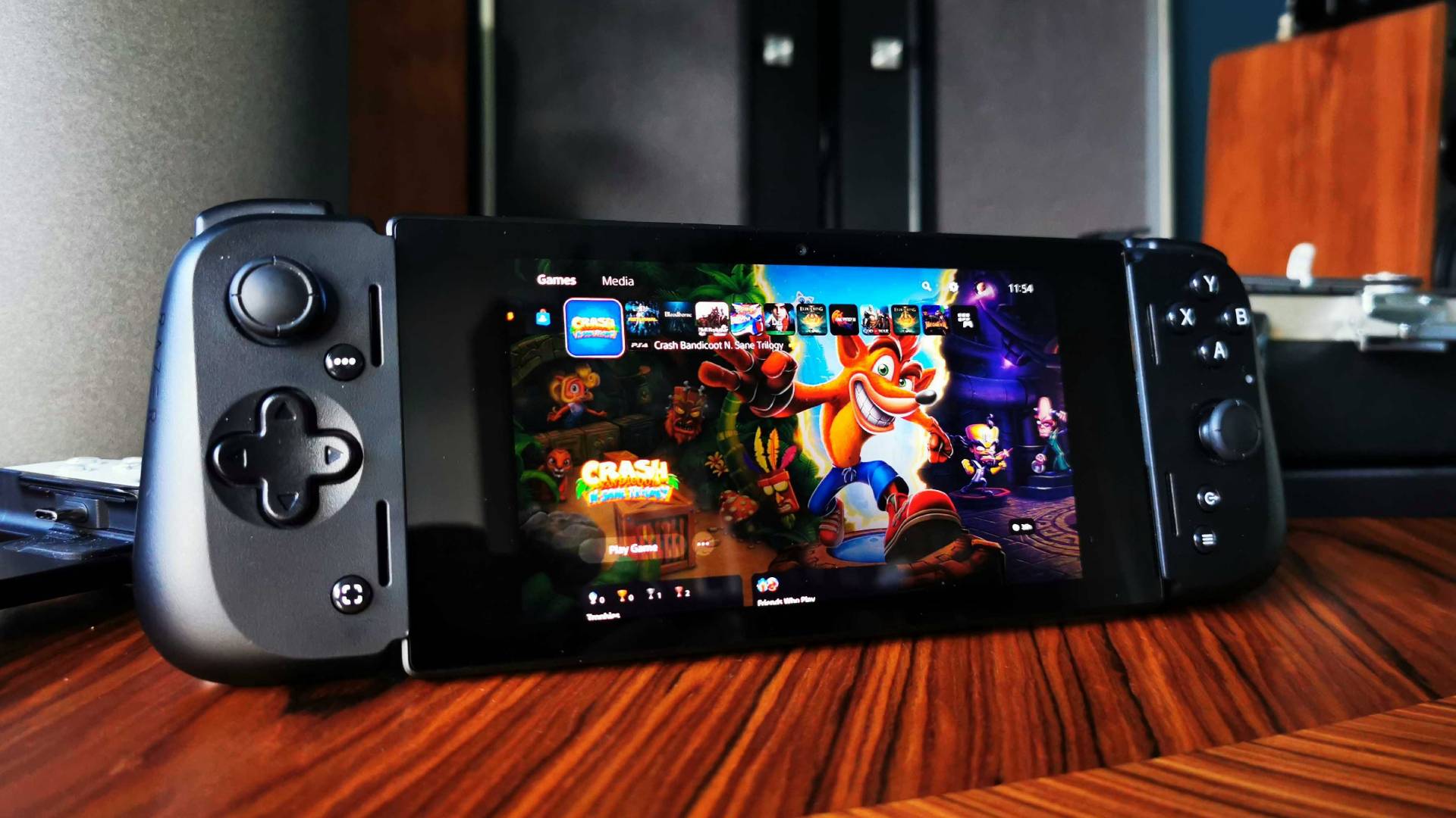 Laptop Razer Edge dengan menu utama PS5 di layar dengan Crash Bandicoot N-Sane Trilogy dipilih