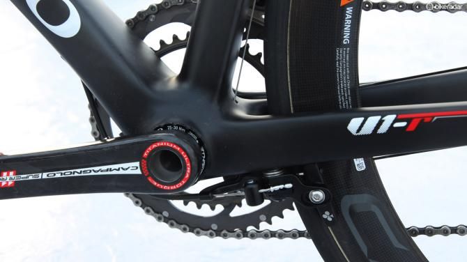 The down tube is extremely wide and the chain stays are very tall. Both are anchored by Colnago's clever ThreadFit 82.5 bottom bracket shell