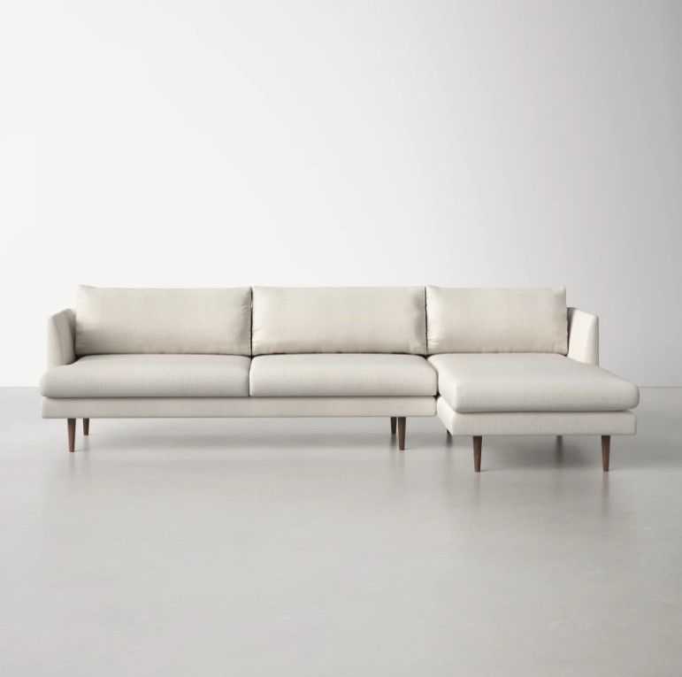 Sofa berwarna krem dengan chaise longue