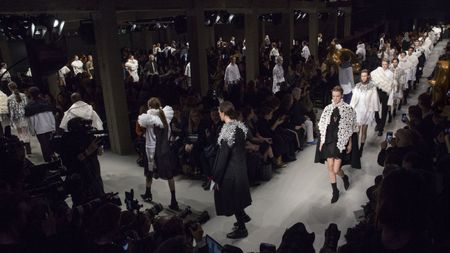 burberry_february_2017_show_finale_001.jpg