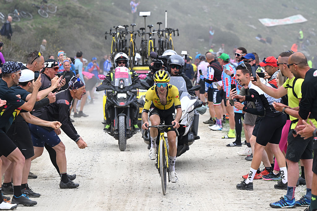 Giro d'Italia: Simon Yates rips maglia rosa off Isaac del Toro with devastating attack on Colle delle Finestre
