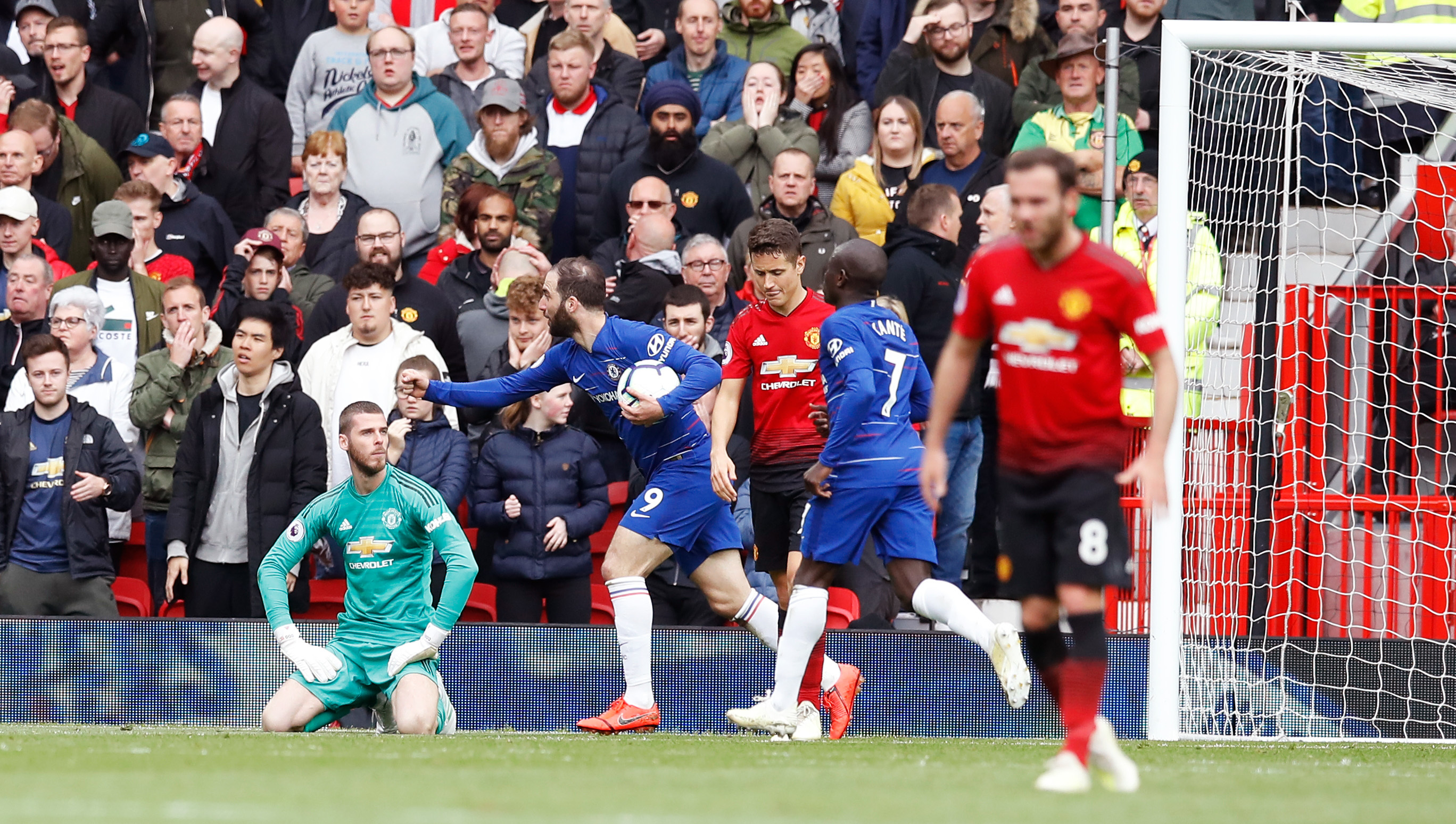 David De Gea (left) sits dejected after Chelsea’s Marcos Alonso equalises