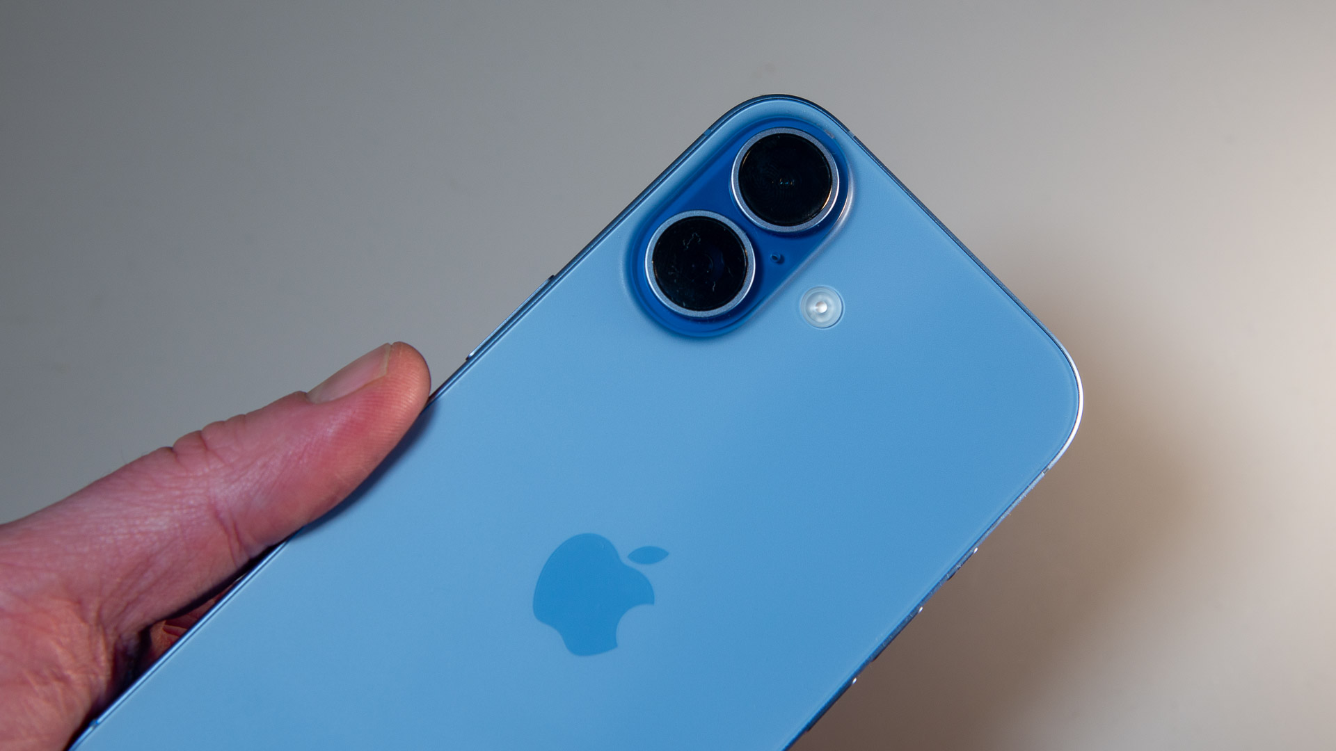 Apple iPhone 17 in Mist Blue