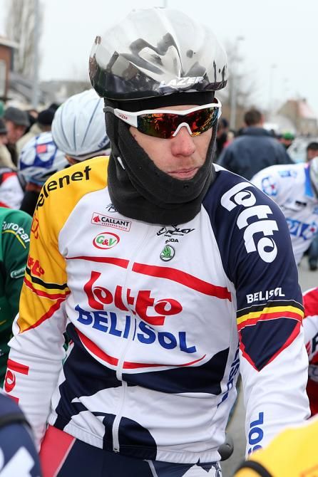 Jurgen Roelandts (Lotto Belisol) bundled up at the start