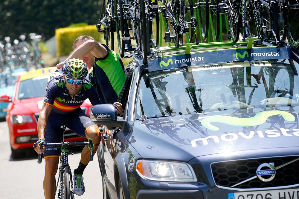 Alejandro Valverde gets assistance from the team car.