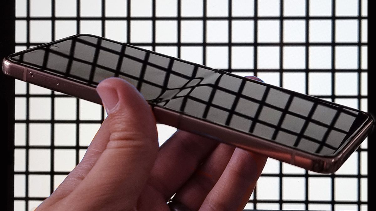 Samsung Galaxy Z Flip 4 review screen fold line reflection
