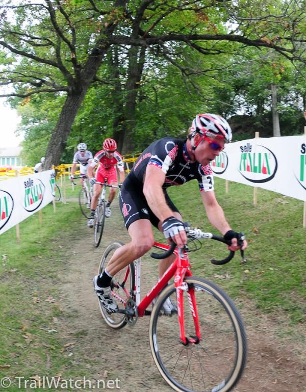 Jonathan Page (Planet Bike) leading Geoff Kabush around a turn