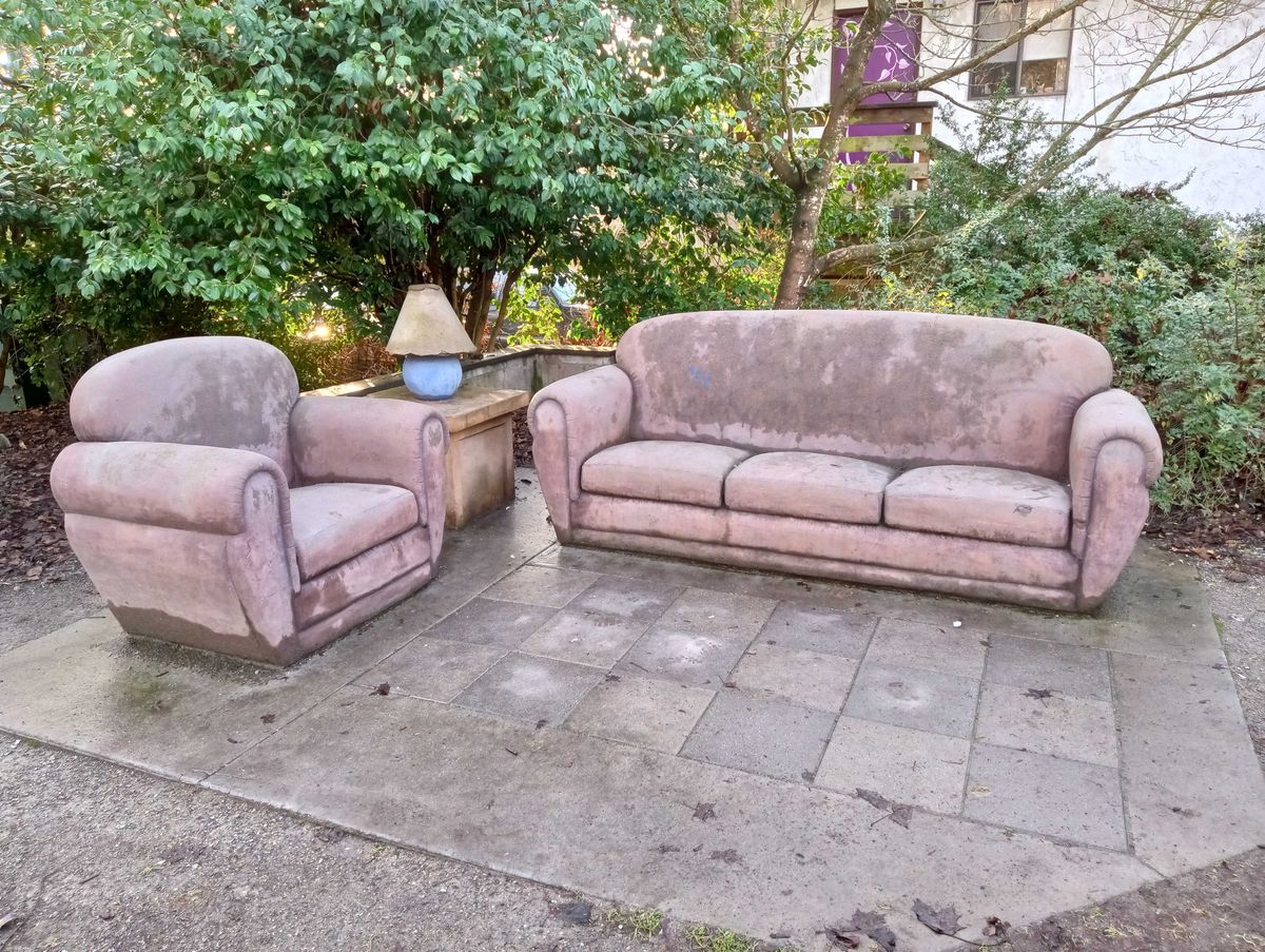 Moto G Play (2023), a photo of stone couches at a park