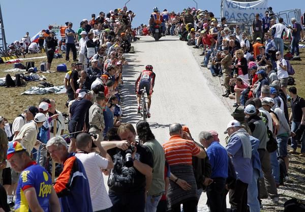 Fans giving various attention to Pablo Lastras (Caisse d'Epargne) on the Plan de Corones