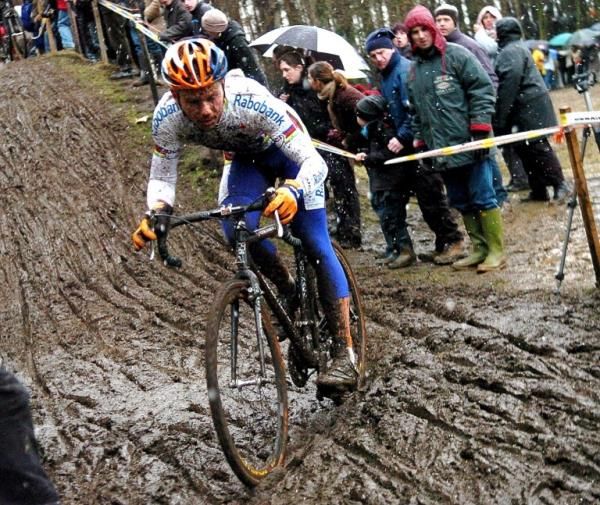 Sven Nys gets sideways in the mud in Vorselaar, the Superprestige finale of 2005.