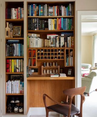 Bookshelf with build in desk
