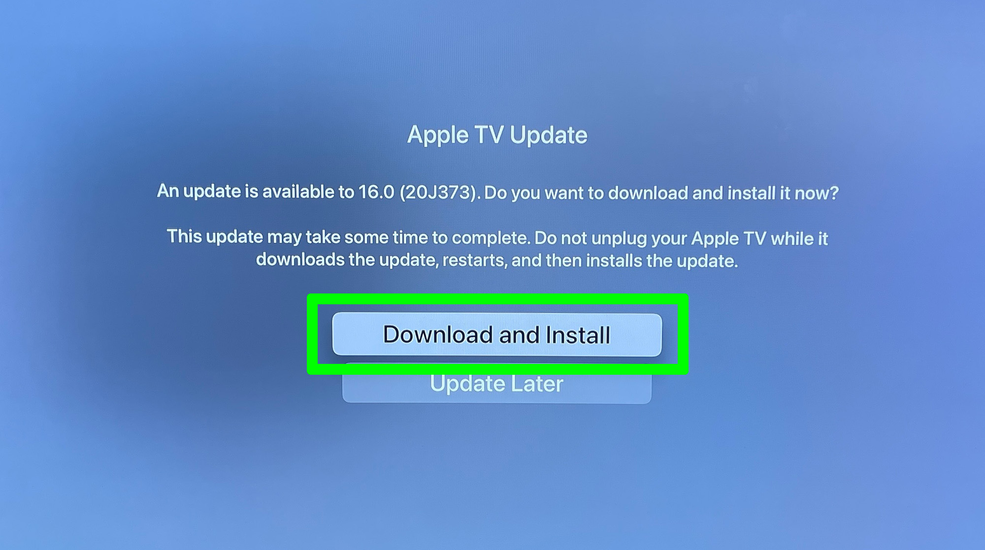 den tvOS 16-Setup-Prozess mit hervorgehobenem Herunterladen und Installieren