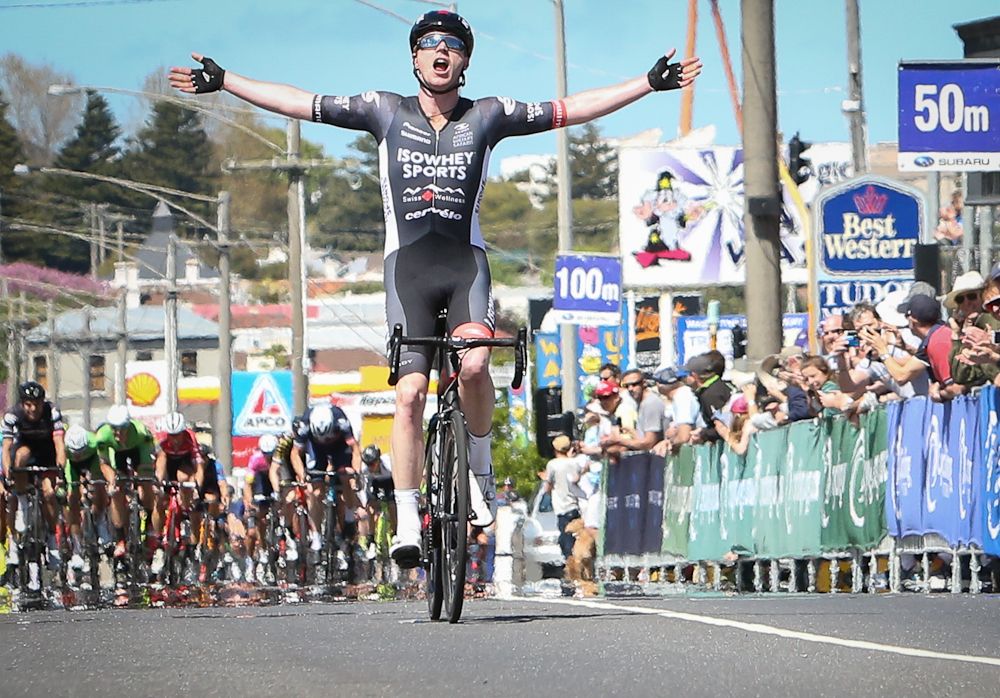 Nathan Elliott wins the 2017 'Warrnambool'