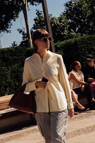 woman wearing a fitted linen shirt