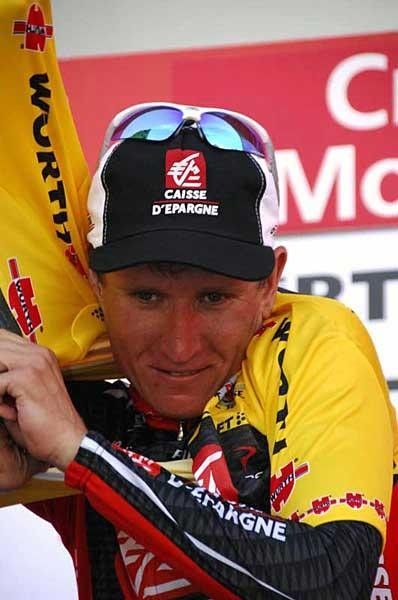 Vladimir Efimkin (Caisse d'Epargne) dons the yellow jersey
