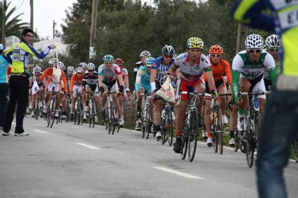 Riders pass through the feed zone.