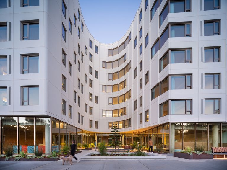 Apartment building, curved around outdoor spa ce