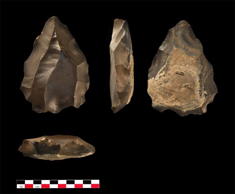 stone artifacts found in Oman were likely made by striking flakes off flint