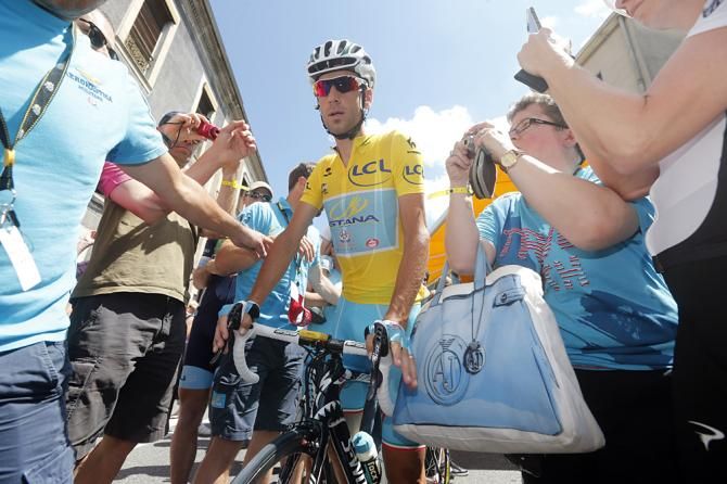 Vincenzo Nibali (Astana) heads off to stage 17