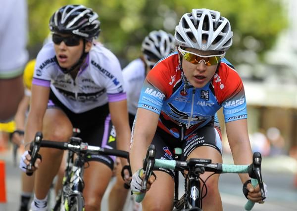 Amanda Spratt (Team Jayco) tries to pull back Amanda Miller who has gone up the road