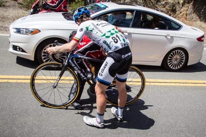 Lawson Craddock (Giant-Shimano) stops because of bike troubles