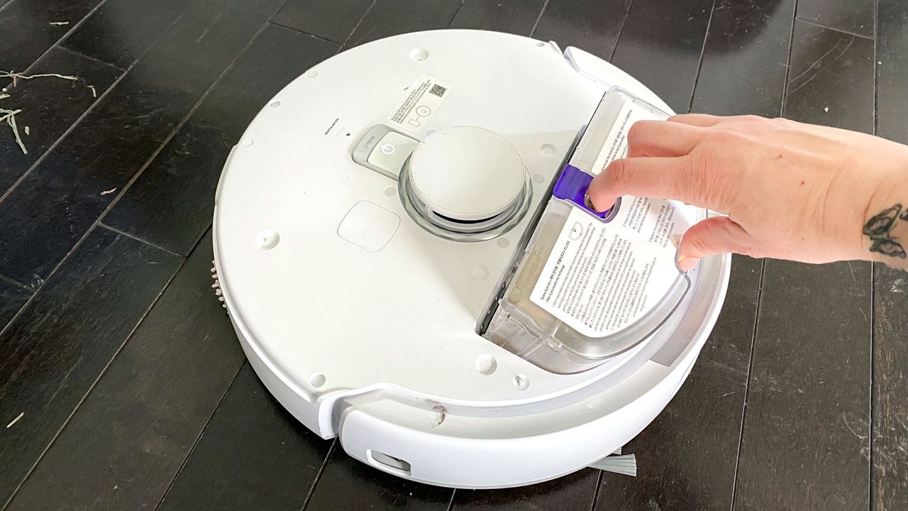 Cleaning the Narwal Freo Pro robot vacuum