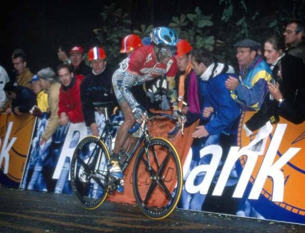 Oscar Camenzind attacked on the final ascent of the Bemelerberg