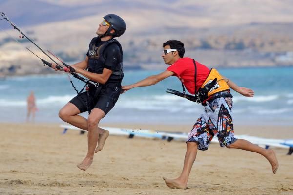 Contador tries kite surfing