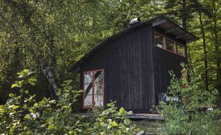 An outside view of a cabin at Stedsans in the Woods — Hyltebruk