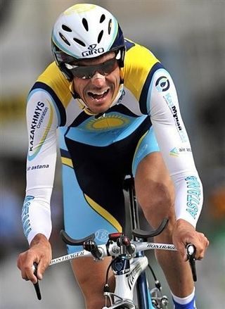 Andreas Klöden (Astana) powers to the stage win and into the overall lead.