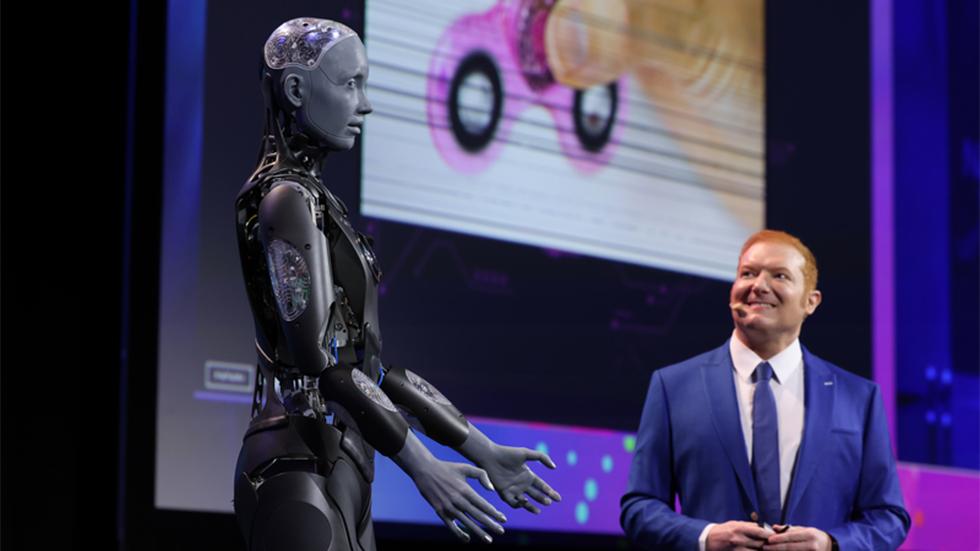 The 2024 NAB Show Welcome Session featured a presentation with Ameca, an autonomously AI-powered humanoid robot, and Futuri Media Founder and CEO Daniel Anstandig.